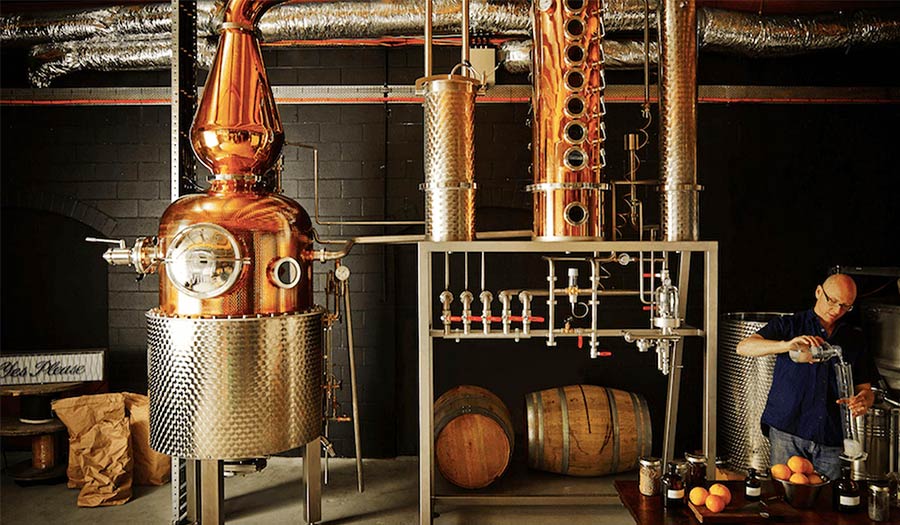 How do you choose the distillation equipment for the distillation of Gin?