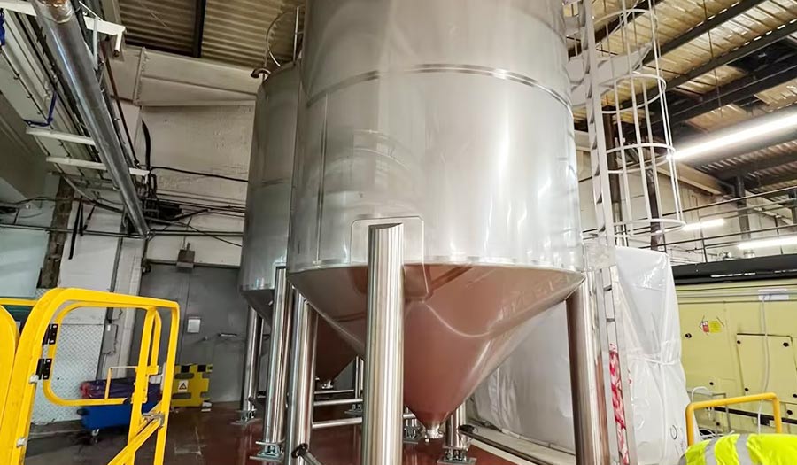 Stainless steel storage tanks in the food and beverage industry applications