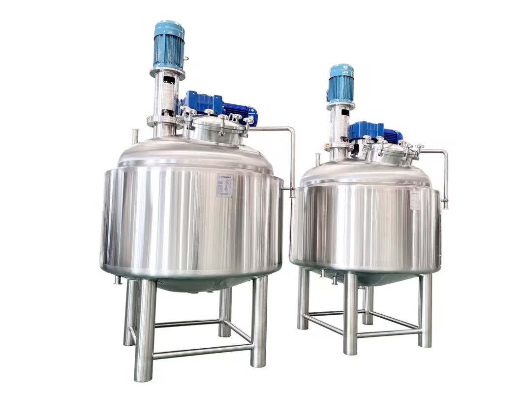 Beverage mixing tank