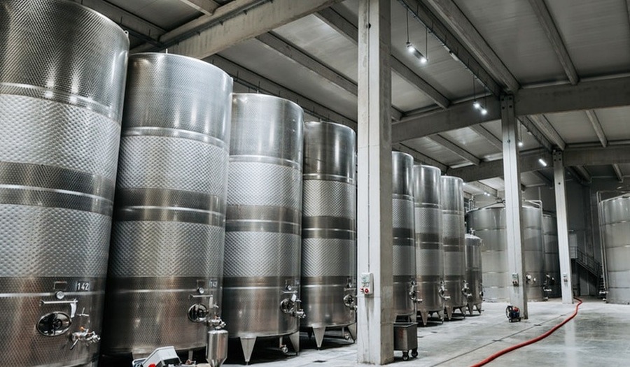 Can stainless steel fermentation tanks be used to ferment red wine